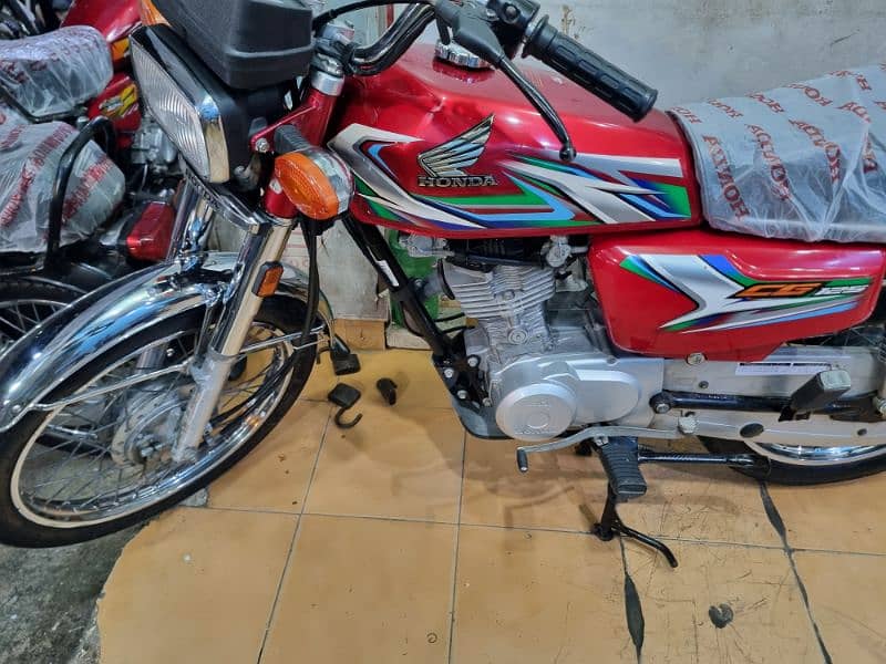 I am sel my honda CG 125 bike 2023 11month 03132432355 16