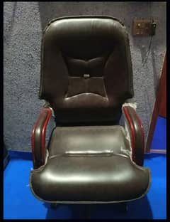 brand new chair sirf 2 month istamal hui hai