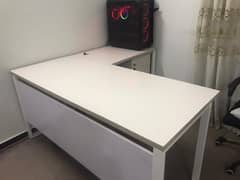 White color workstation