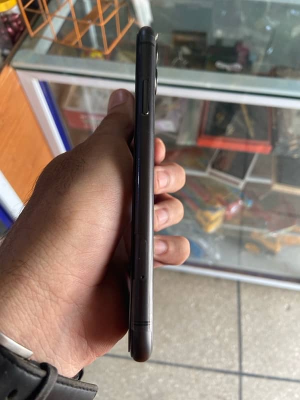 iphone 11 10/10 condition 3