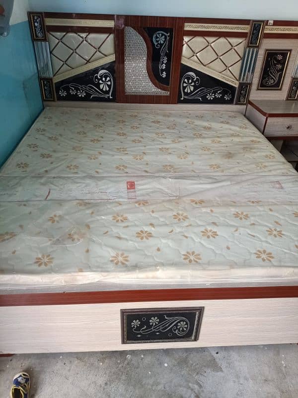 Bed for sale with matress and 2 side table 7