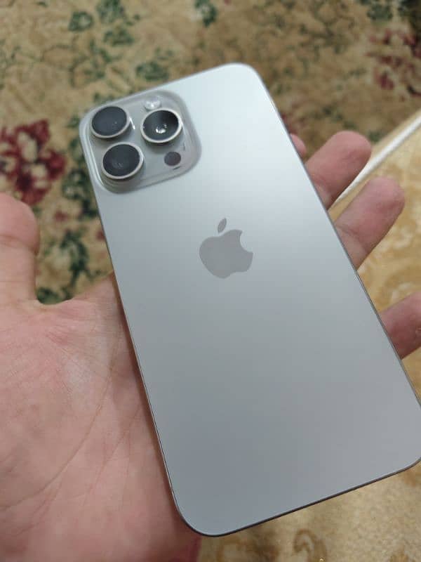 Apple iPhone 15 Pro Max 4