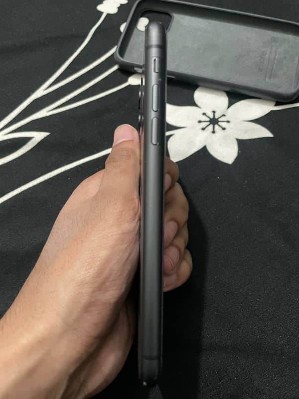 iPhone 11 128GB Dual Sim PTA 4