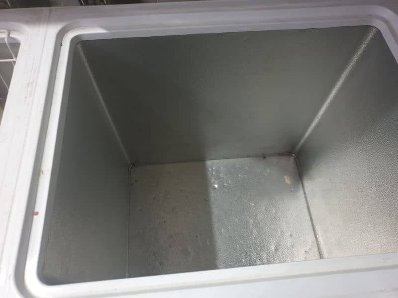 hi i am selling my shop freezer a bit problem read in decsription 2