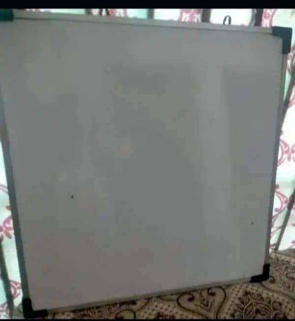 MULTI MEDIA SPEAKER and white board and side tables 4