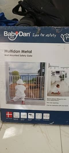 BABY WALL MOUNTED SAFETY GATE