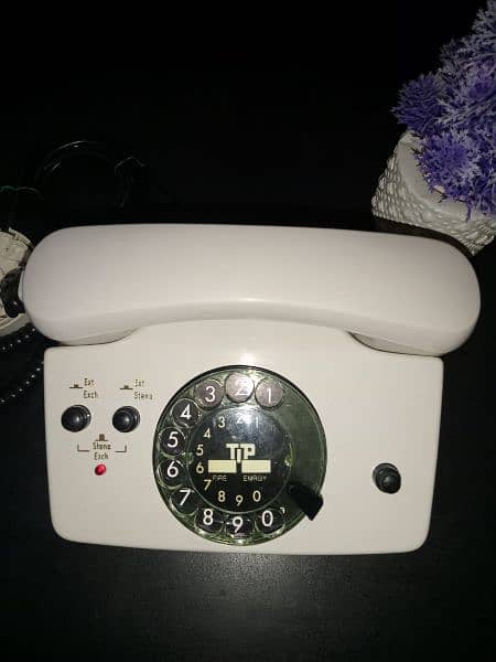 antique telephone set 0