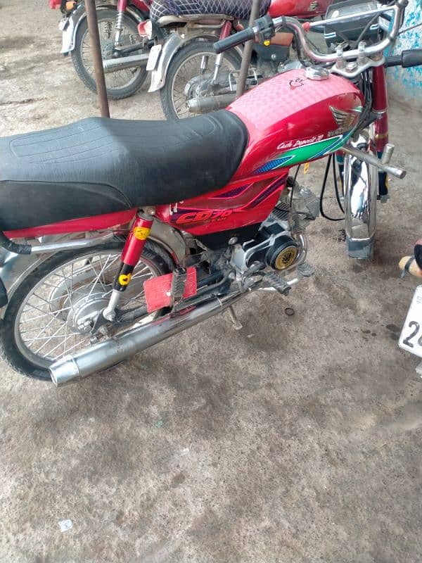 Honda CD 2018 bike achi condition me hai fuel average zabardst hai 0