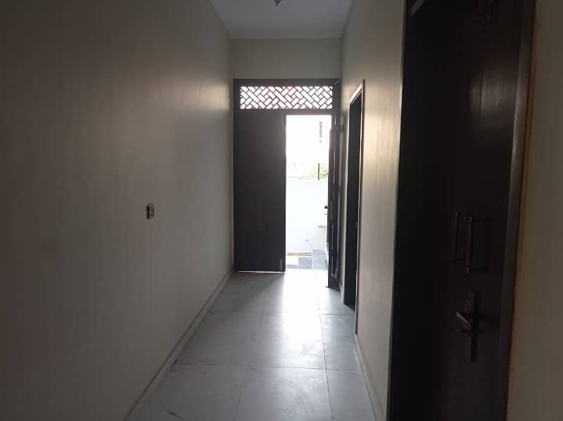 silent commercial 1st floor 3bed dd with roof for rent in johar 4