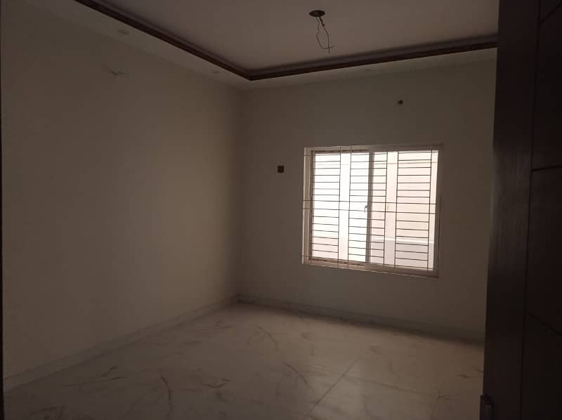 silent commercial 1st floor 3bed dd with roof for rent in johar 5