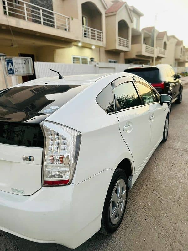 Toyota Prius 2011 3