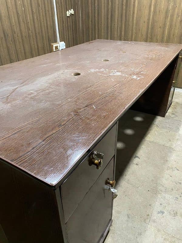 Best condition office table having sockets as well best price 1