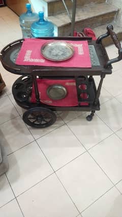 Tea trolley | Round middle table