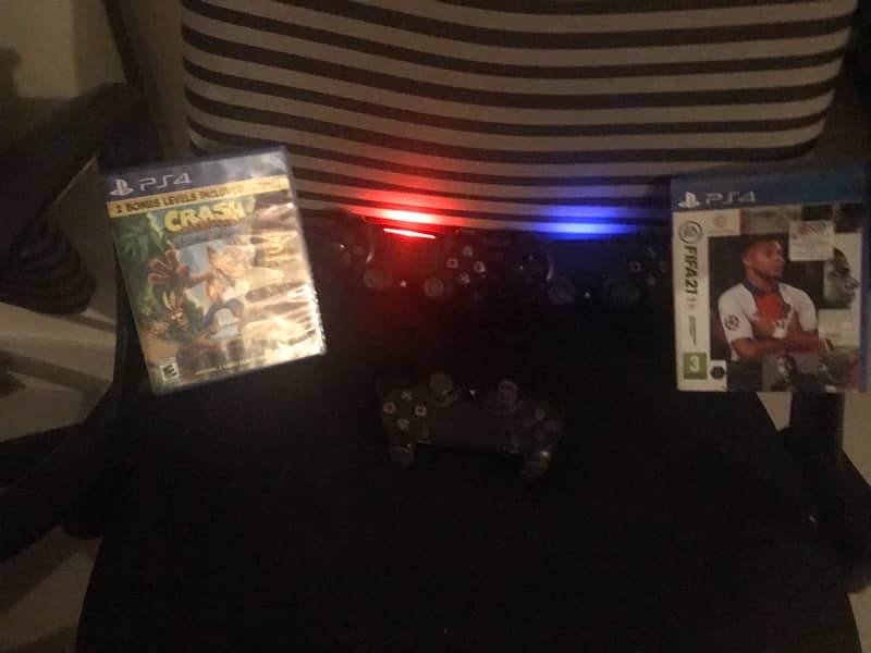 Ps4  Slim 3 games and 3 controller 2