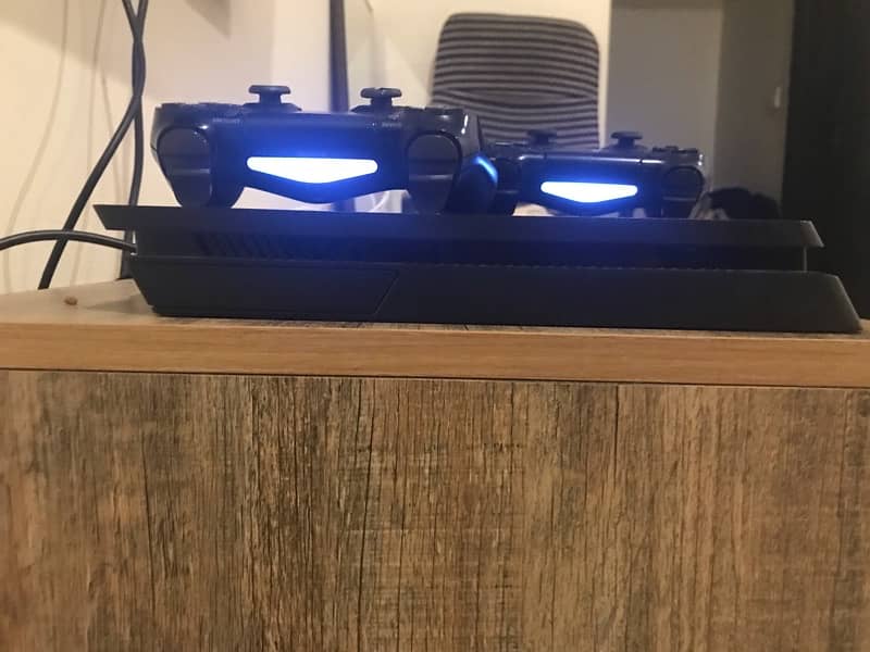 Ps4  Slim 3 games and 3 controller 3