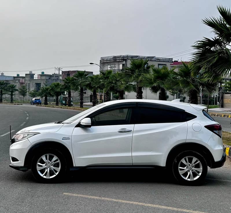 Honda /Honda Vezel 2014-18 Hybrid White. . . 2