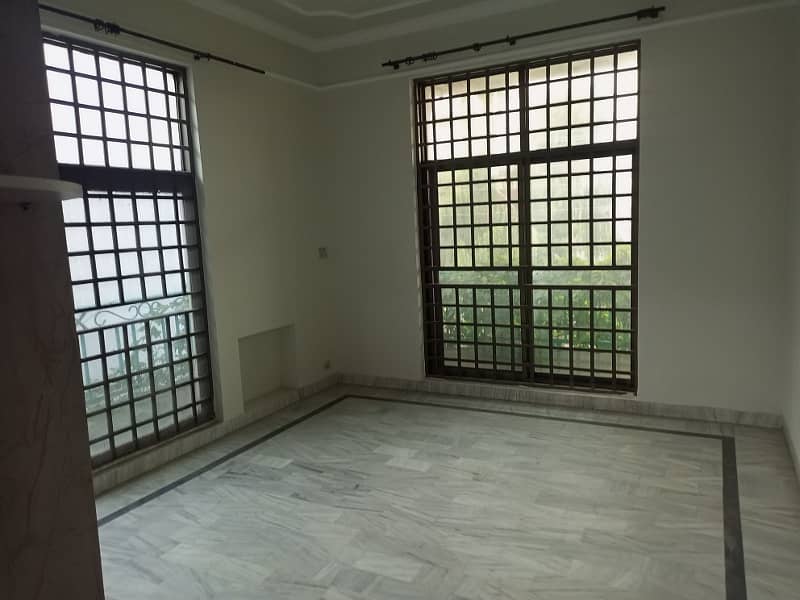 1 KANAL UPPER PORTION (3 BED 2 BATH, TV LOUNGE, KITCHEN, TERRACE, ROOF) FOR RENT IN BLOCK B, REVENUE SOCIETY, LAHORE, NEAR UMT UNIVERSTY 0