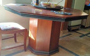 Round dining table