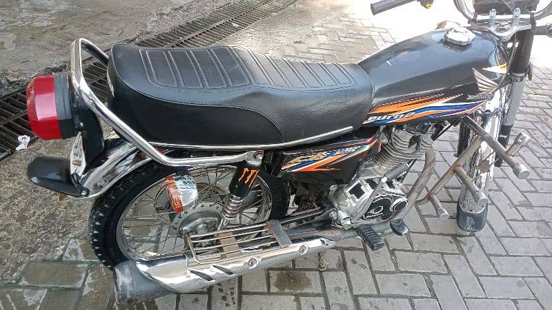 Honda 125 Engine 10/10 Black colour LHR no For sale . 0