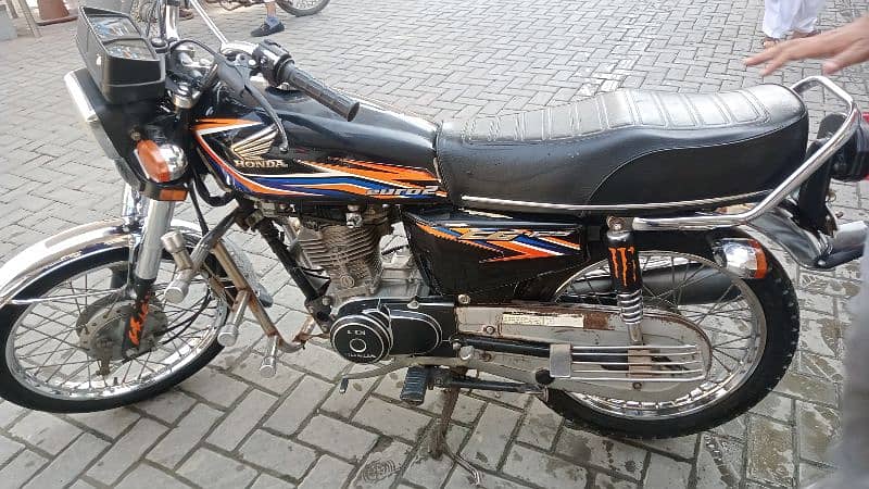 Honda 125 Engine 10/10 Black colour LHR no For sale . 2