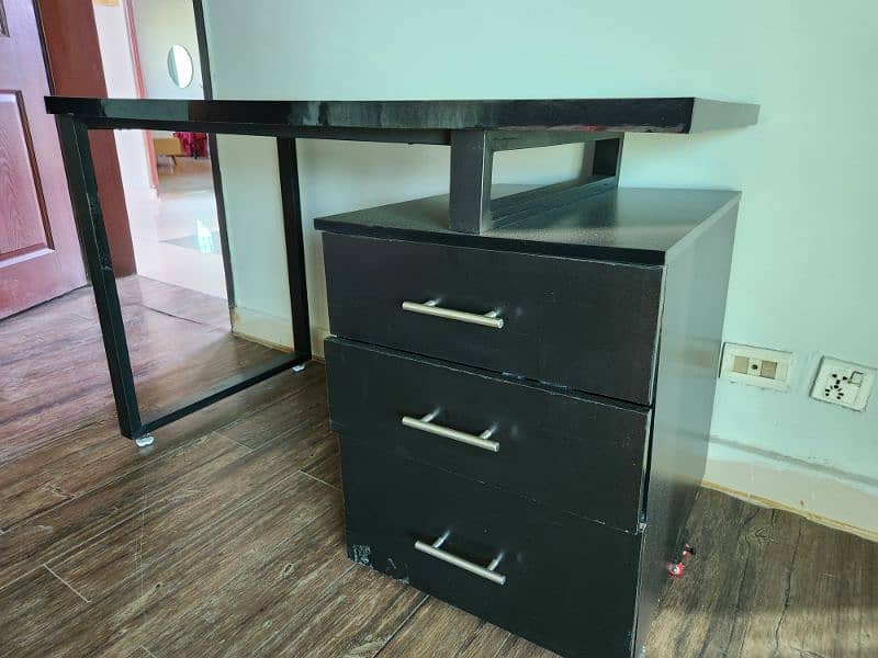 New Condition Stylish Modern Office Table/Study Table  for Sale 1