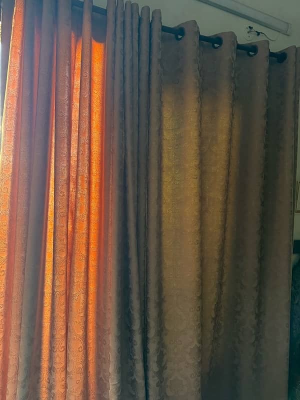 curtains hain 10/10 condition hain new hain bilkul 1