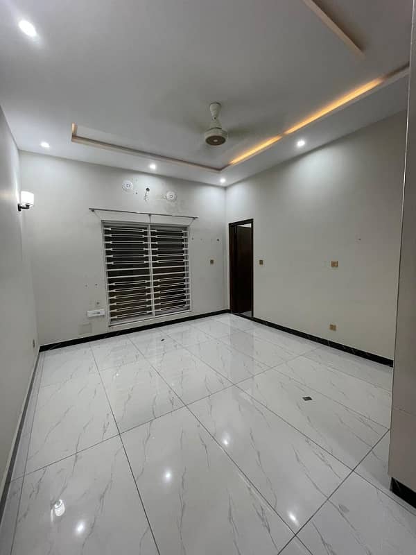 Luxurious 10 Marla House Is Available for Rent 5