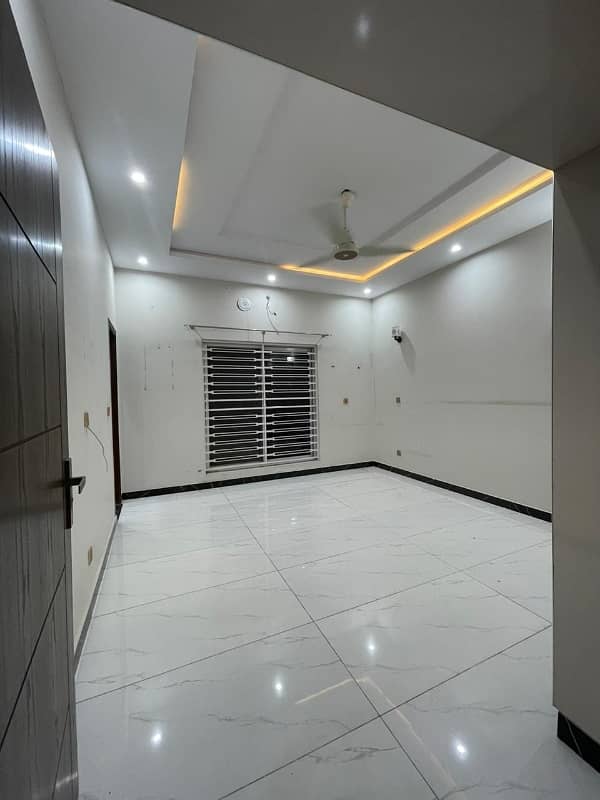 Luxurious 10 Marla House Is Available for Rent 6