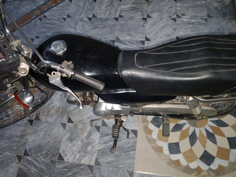 Hero baike for sale nbr py ya watsup py rabta kry . 03492623427 1