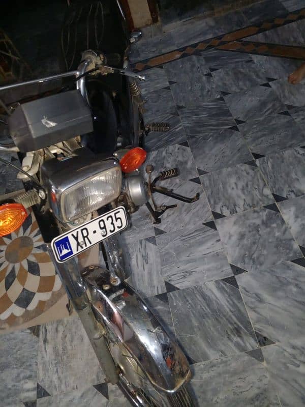 Hero baike for sale nbr py ya watsup py rabta kry . 03492623427 6