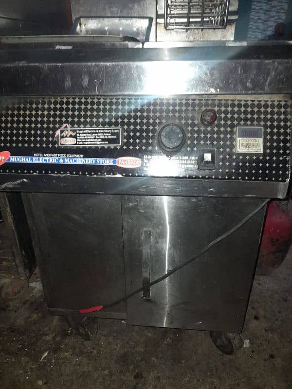 hi I am selling my  fryer 16 liter ha 3