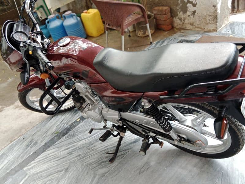 Lush Condition Suzuki Bike ll only 5000 running ll like brand new 3