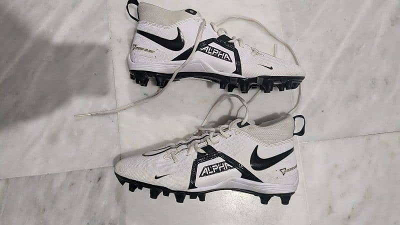 Nike Men's Alpha Menace Varsity 3 Football cleats white . 1