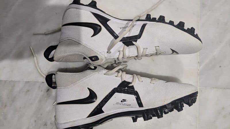 Nike Men's Alpha Menace Varsity 3 Football cleats white . 2