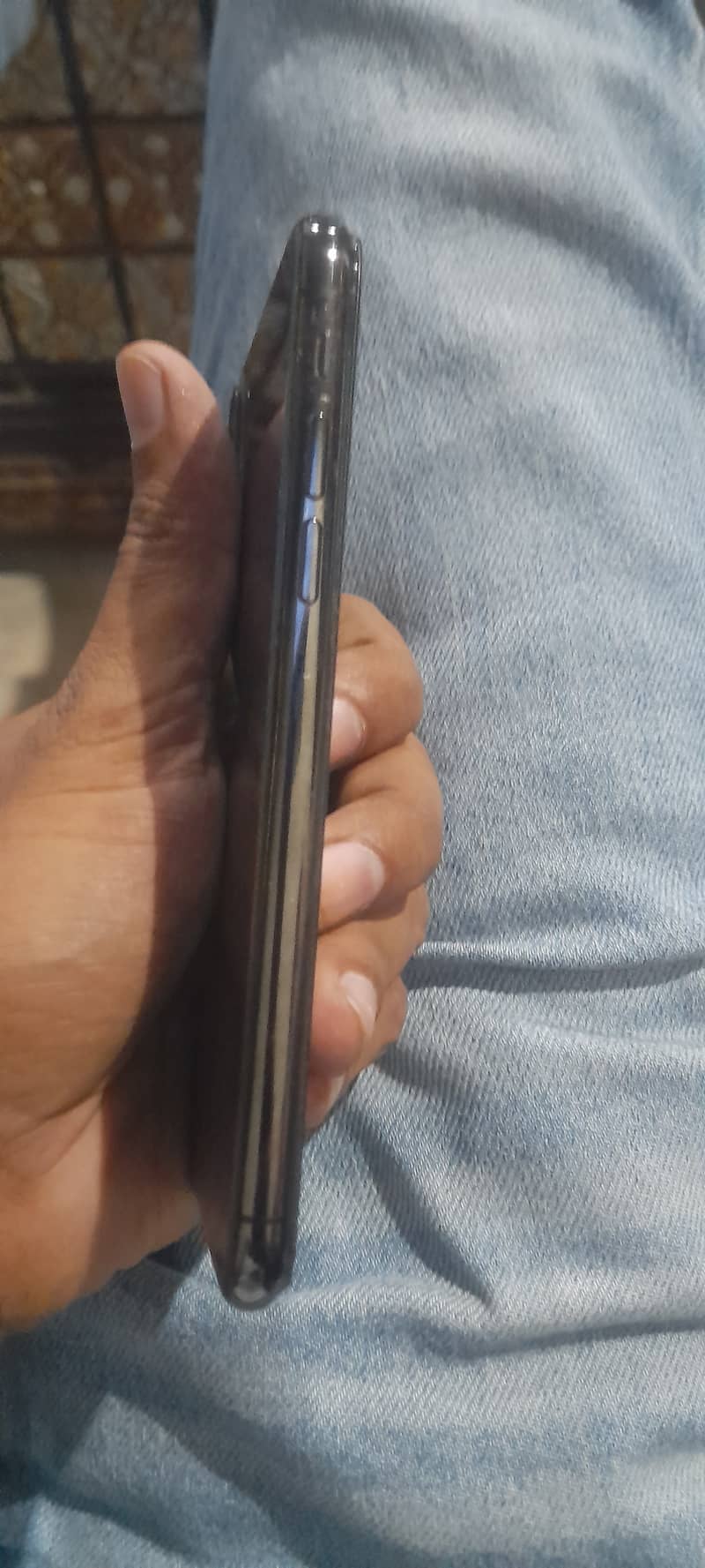 iphone x 64 gb pta provide with box. . . . . contact num 03244342155 5