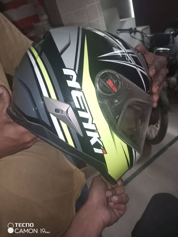 nenki helmet bht kam use kia hai bilkul ok hai 0