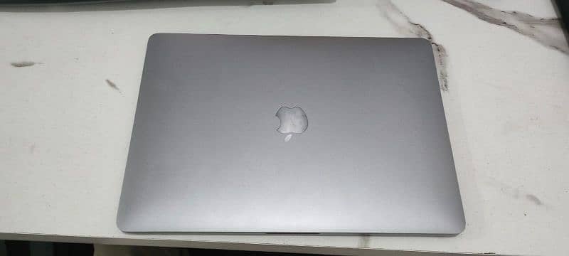 MacBook pro 16/256 7