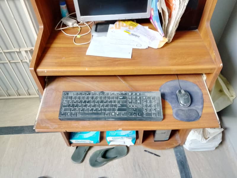 Desktop PC with Trolly & Chair 1