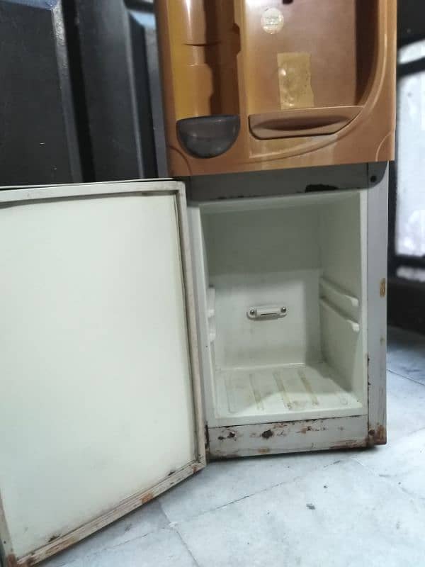 HOMAGE WATER DISPENSER FOR SALE IN10/10 CONDITION . 1