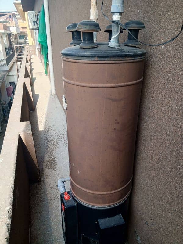 35 Gallon Geyser in Working Condition 3