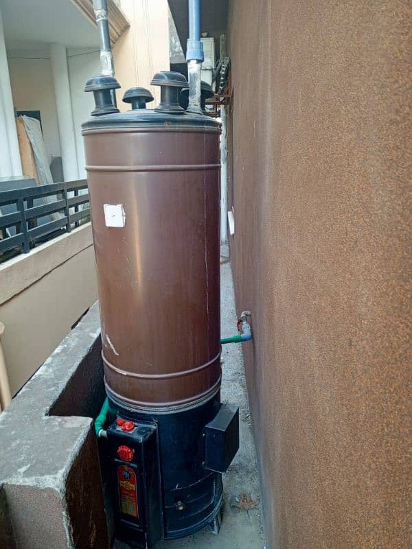 35 Gallon Geyser in Working Condition 8