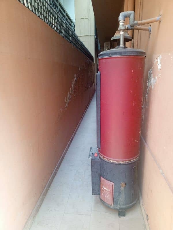 35 Gallon Geyser in Working Condition 10