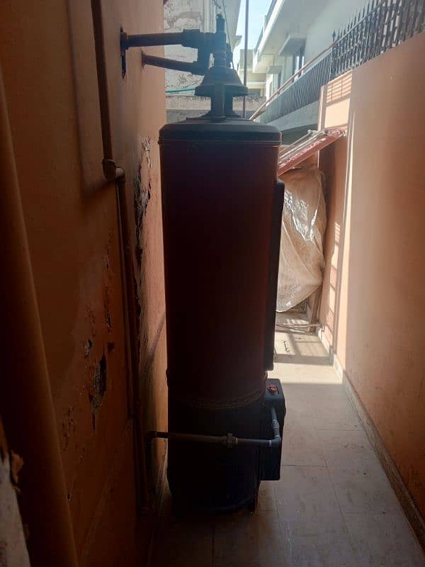 35 Gallon Geyser in Working Condition 11