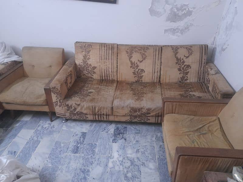 Used Old sofas set for 9 people only 20,000 4