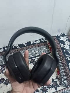 headphones in black