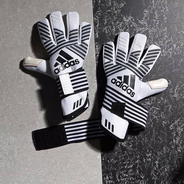 Goalkeeper gloves 0