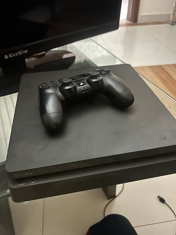 PlayStation 4 Slim 500GB with original controller 10/10 0