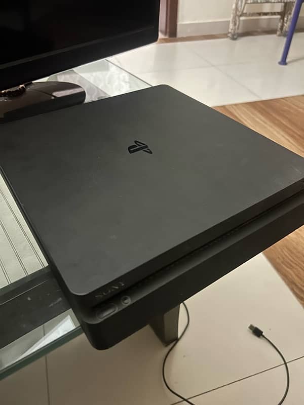 PlayStation 4 Slim 500GB with original controller 10/10 1