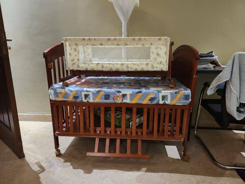 Tinnies Baby cot with swing bed 0