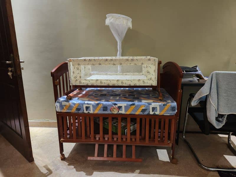 Tinnies Baby cot with swing bed 2